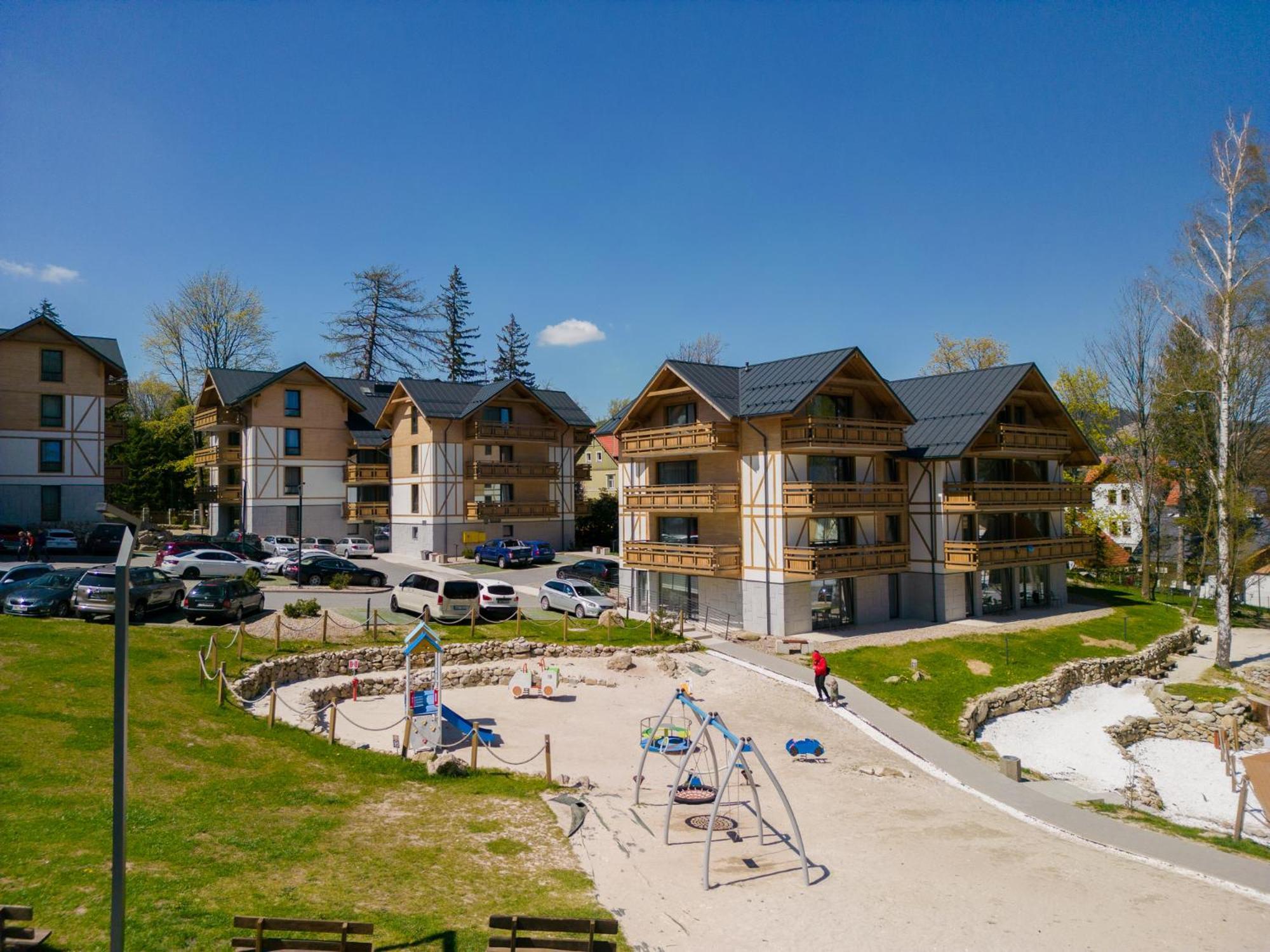 Platinum Mountain Hotel&Spa Szklarska Poręba Exterior foto Residential buildings in the village
