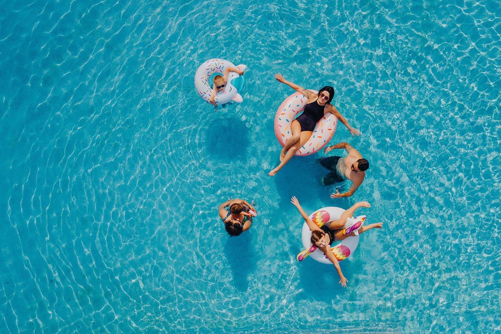 Platinum Mountain Hotel&Spa Szklarska Poręba Exterior foto Aerial view of people floating on inner tubes in a swimming pool