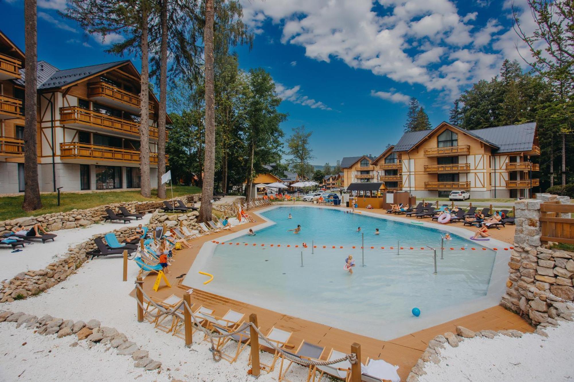Platinum Mountain Hotel&Spa Szklarska Poręba Exterior foto The swimming pool at the center of the resort